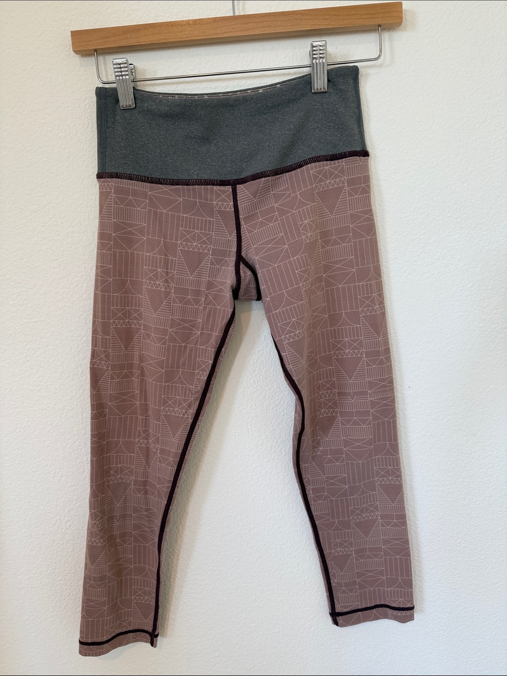 Vuori High-Waist Leggings in Mauve Pink with Charcoal Waistband XS